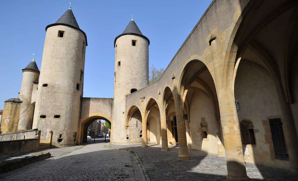 La contundente Puerta de los Alemanes. Foto Gisselbrecht -Turismo de Metz