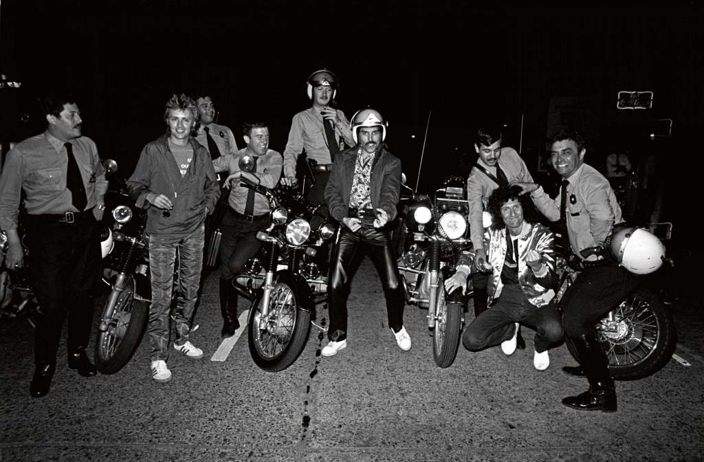 Queen and police escort. South America 1981 Foto Neal Preston - Editorial RAP 12