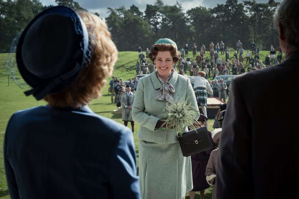 La reina Isabel sigue fiel a su estilo en la cuarta temporada de The Crown. Foto Netflix.
