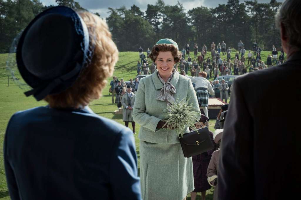 La reina Isabel sigue fiel a su estilo en la cuarta temporada de The Crown. Foto Netflix.
