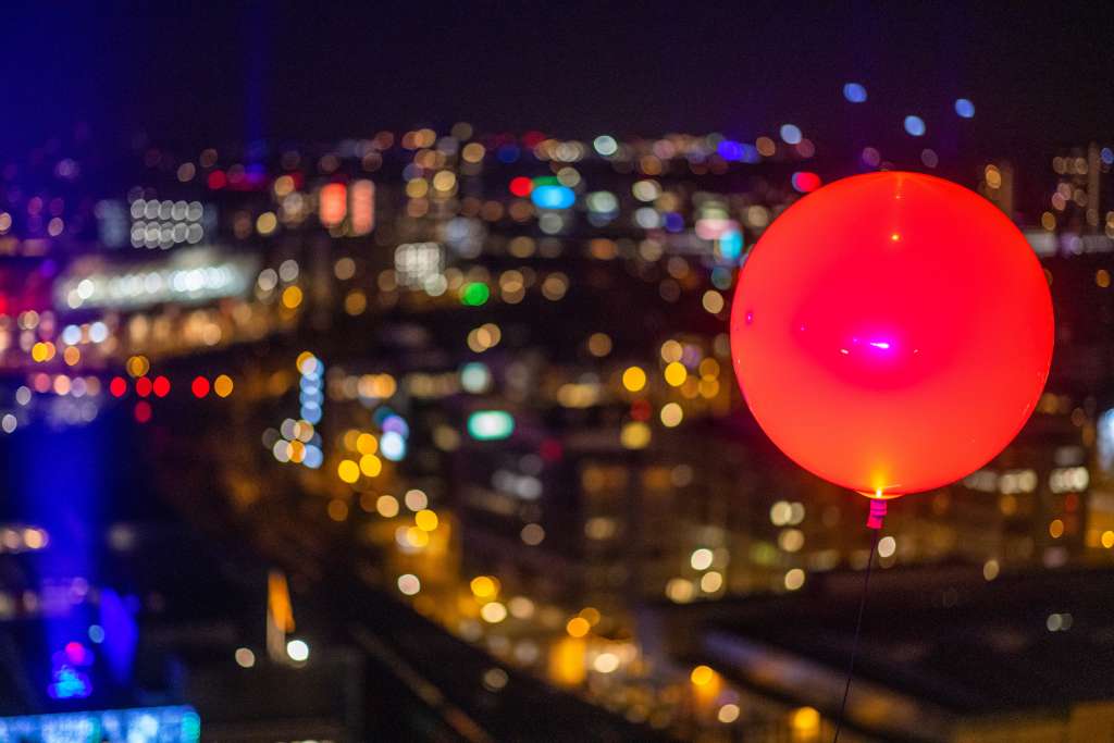 Toda la ciudad se llenó de puntos de luz rojos. Foto Bas Gijselhart.