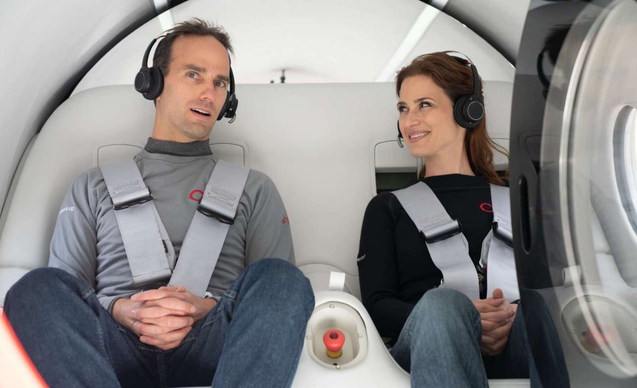Josh Giegel y Sara Luchian, los primeros pasajeros del Hyperloop. Foto Virgin Hyperloop
