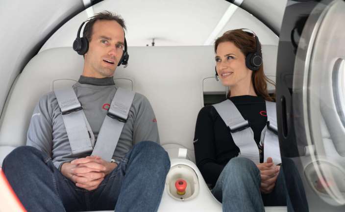 Josh Giegel y Sara Luchian, los primeros pasajeros del Hyperloop. Foto Virgin Hyperloop