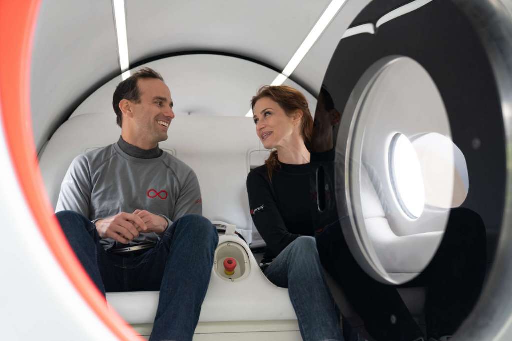 Josh Giegel y Sara Luchian, los primeros pasajeros del Hyperloop. Foto Virgin Hyperloop