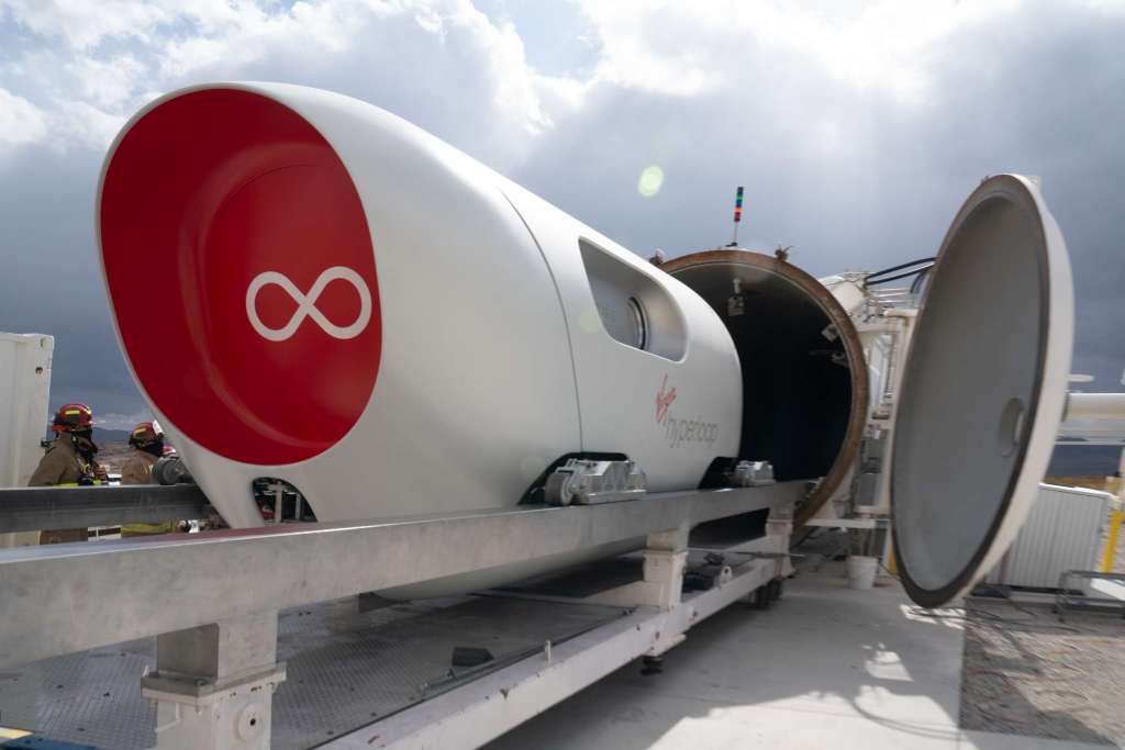 La cápsula a punto de entrar en el túnel. Foto Virgin Hyperloop