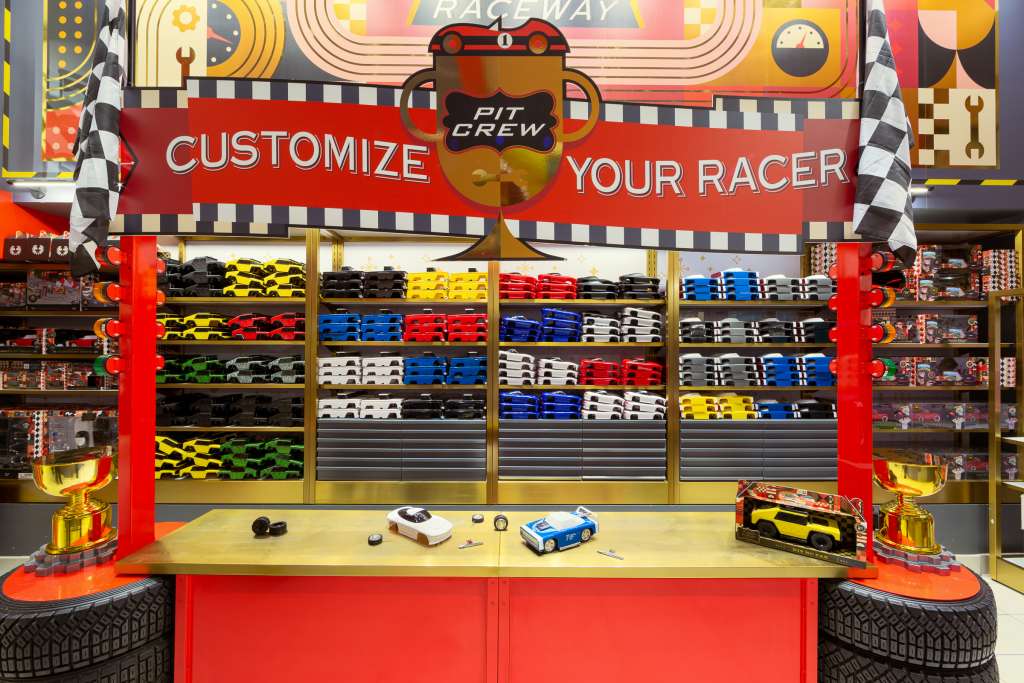Aquí se aprende a armar y customizar coches de carrera. Foto: Airbnb