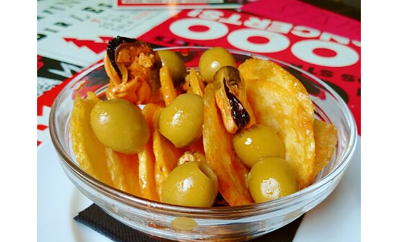 Mejillones, olivas y patatas en el Sidecar