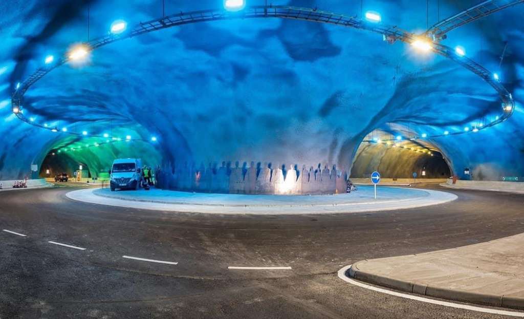 El artista Tróndur Patursson fue el encargado de crear arte en la obra vial.