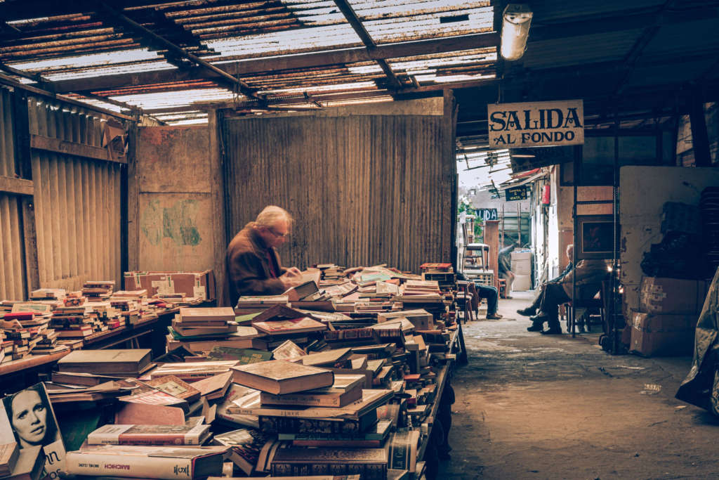 Venta de libros en el antiguo mercado. Foto Rafael Vargas