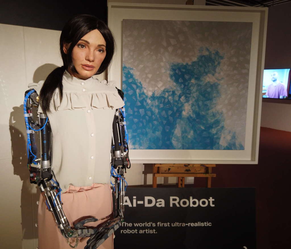 Ai-Da en una exposición en Abu Dabi