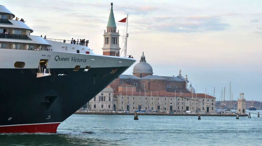 Hasta ahora los grandes barcos pasan por el canal de Giudecca. Foto Andrea Merola-EFE