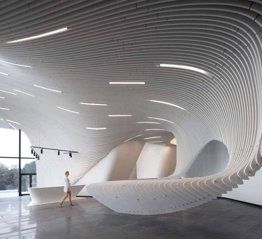 Las formas dinámicas se reflejan en el interior. Foto Naaro-Melike Altinisik Architects