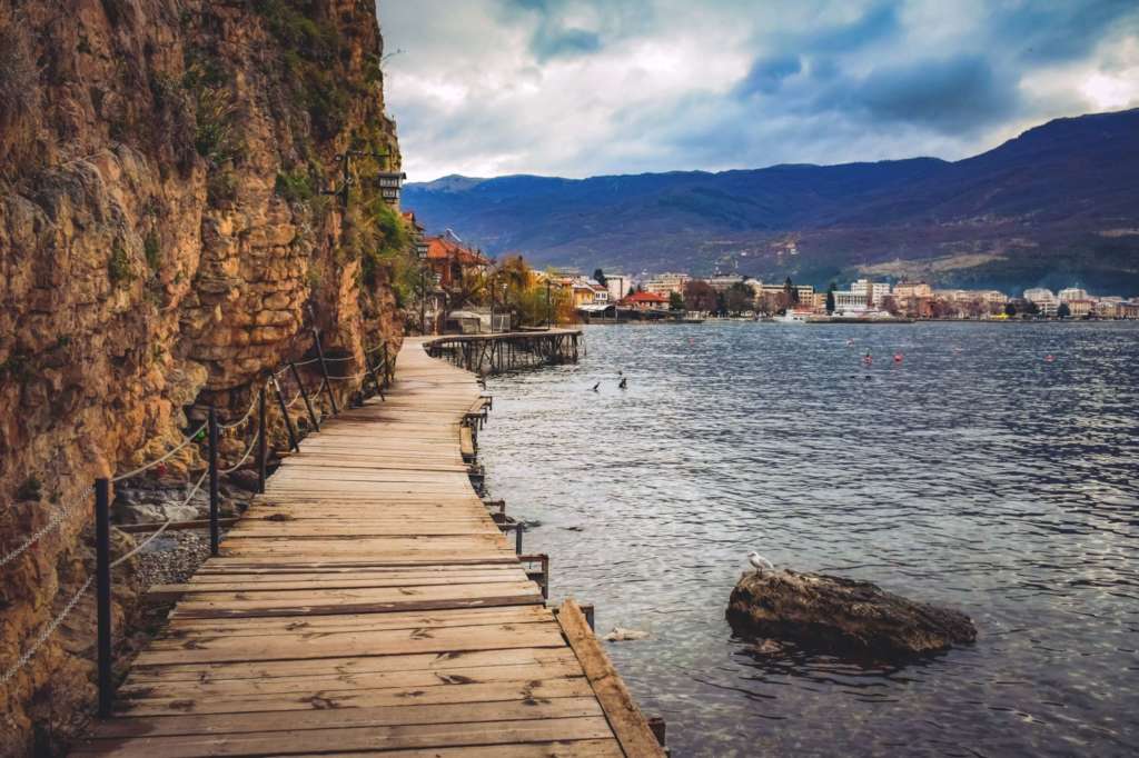 Sendero por el lag Ohrid