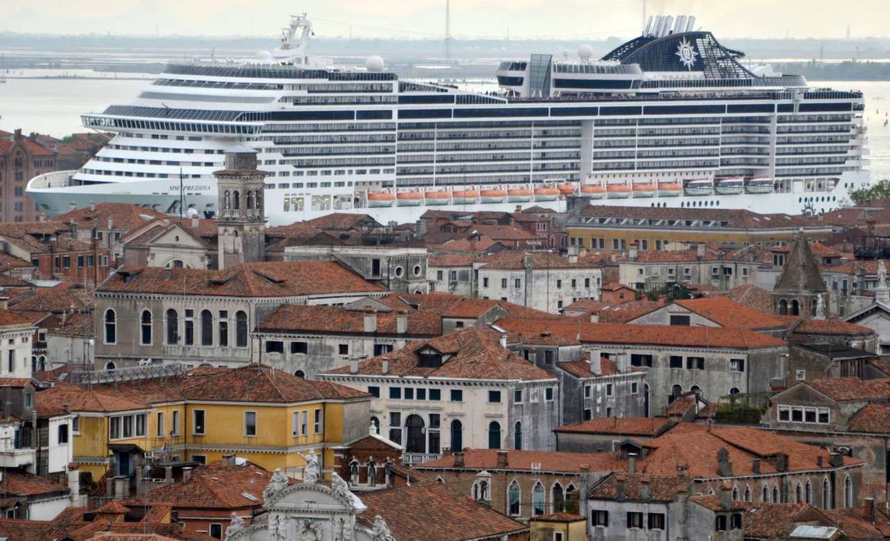 Un crucero llega a Venecia en 2014. Foto Andrea Merola-EFE