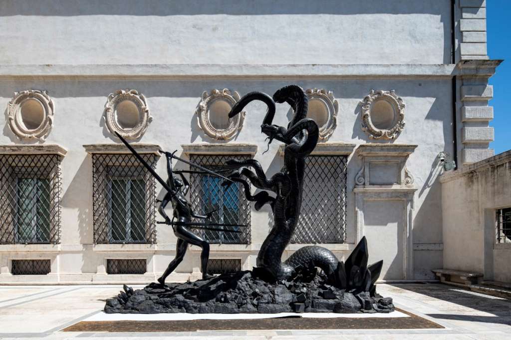 El combate de Hydra y Kali en el patio del museo. Foto Galleria Borghese EFE