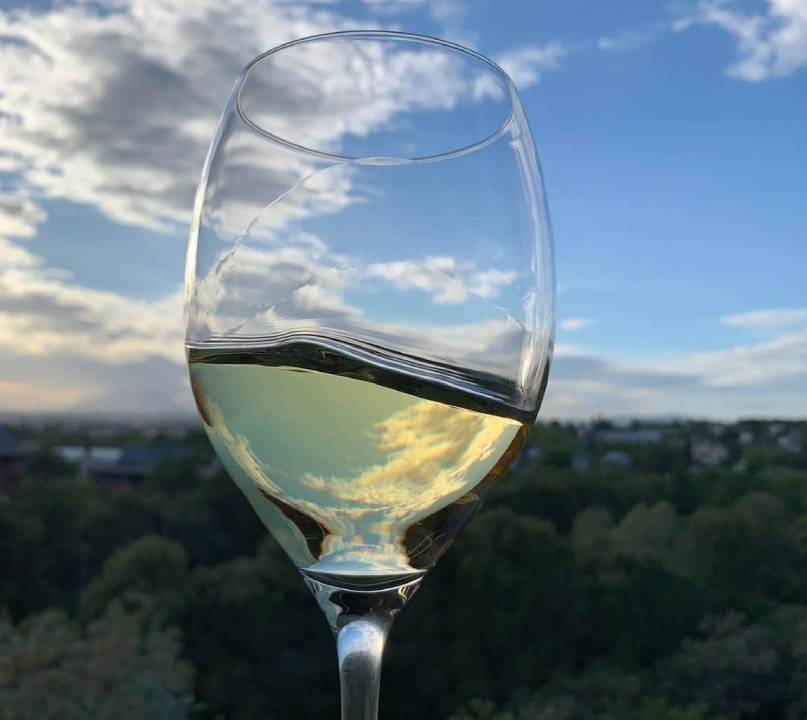 Vino blanco de la DO Monterrei. Foto Bodega Gargalo