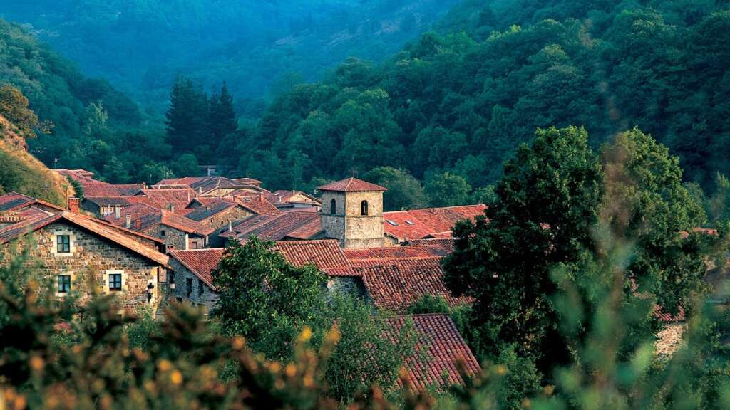 El pueblo de Bárcena Mayor en Cantabria