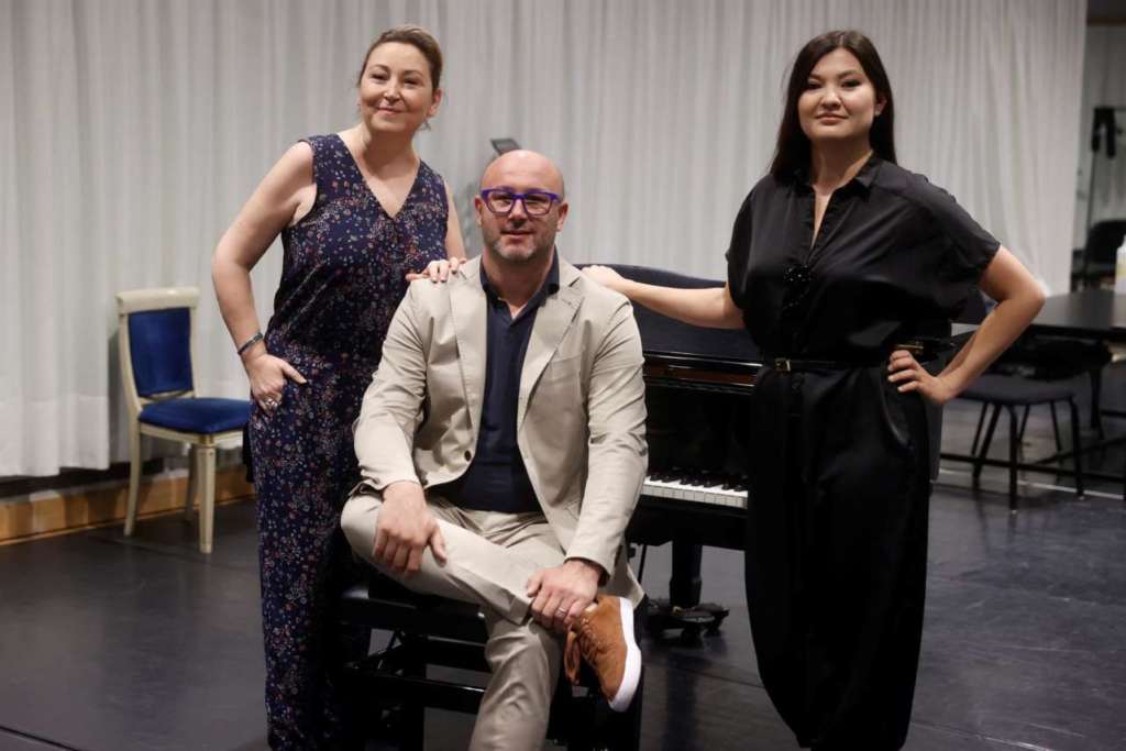 El director musical Ricardo Frizza, con las mezzosopranos Karine Deshayes y Aigul Atmetsina. Foto: Juan Carlos Hidalgo | EFE.