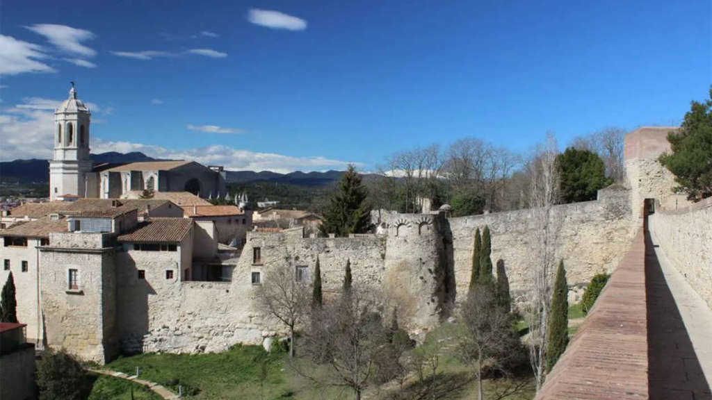 Catedral y muralla romana
