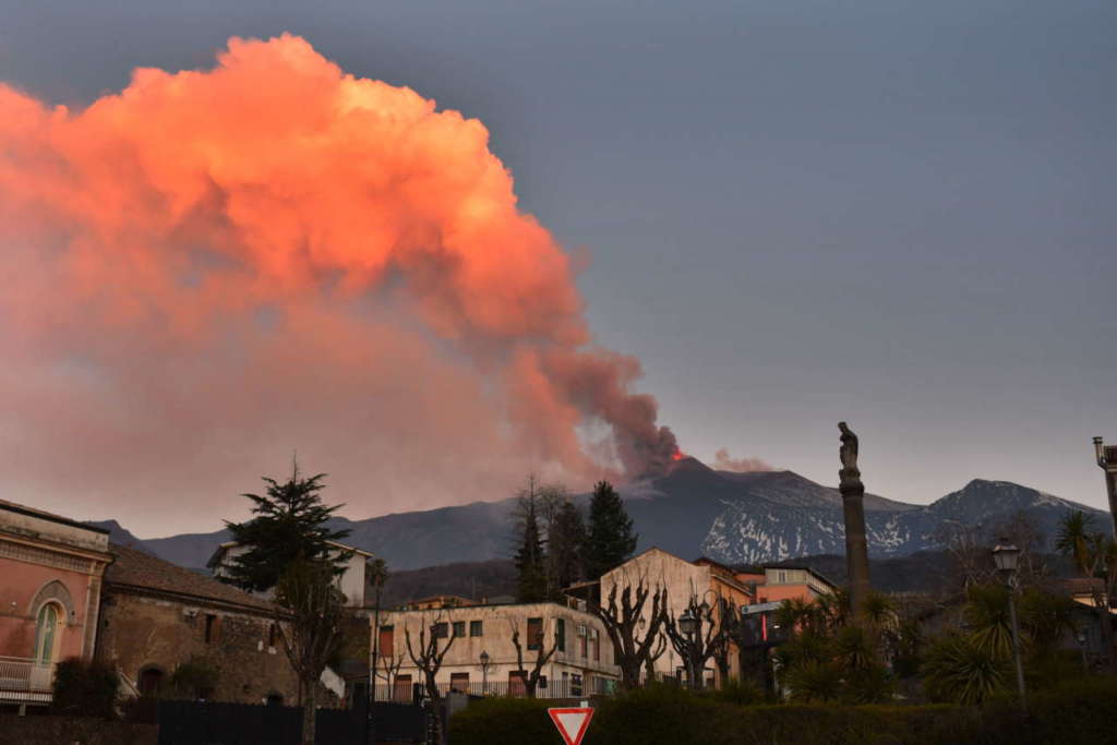 El Etna y su erupcion registrada en Milo, cerca de Catania. Foto Orietta Scardino - EFE
