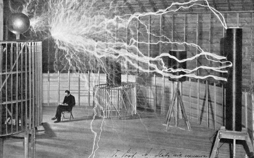 Tesla en su laboratorio de Palm Springs. Foto Getty Images