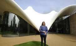 Hadid, frente a la galería Serpentine Sackler, de Londres. Foto EFE