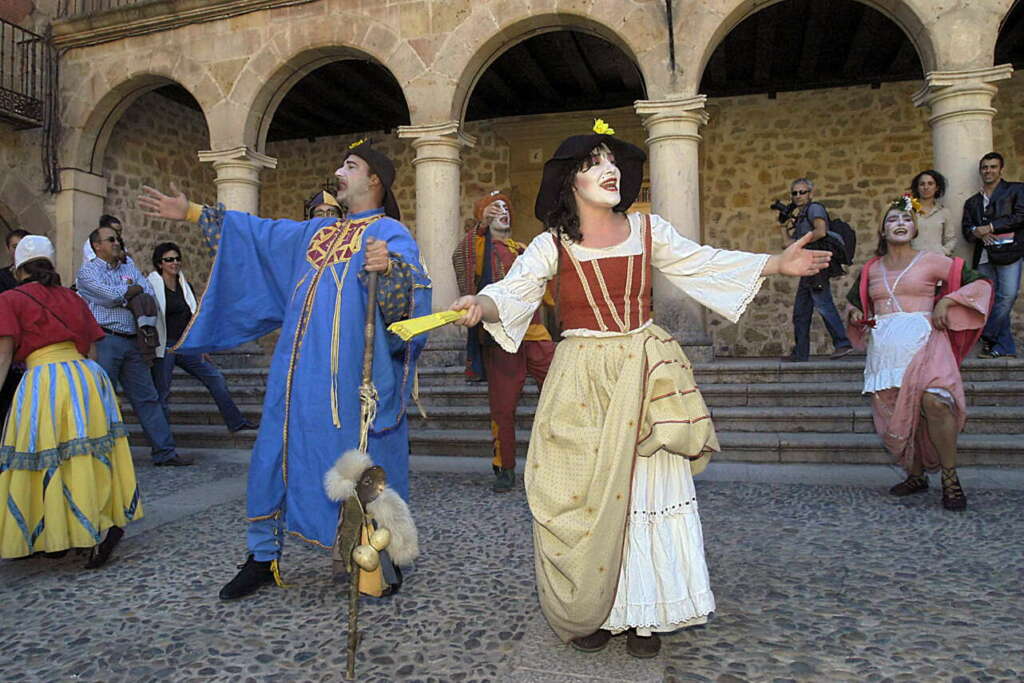 Actores de la compañía Tragaleguas en una actuación en la Sigüenza medieval. Foto Héctor Montufo Montilla - EFE