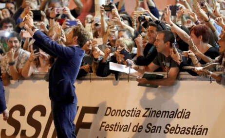 Bradley Cooper rodeado de fans en el festival. Foto Javier Etxezarreta - EFE