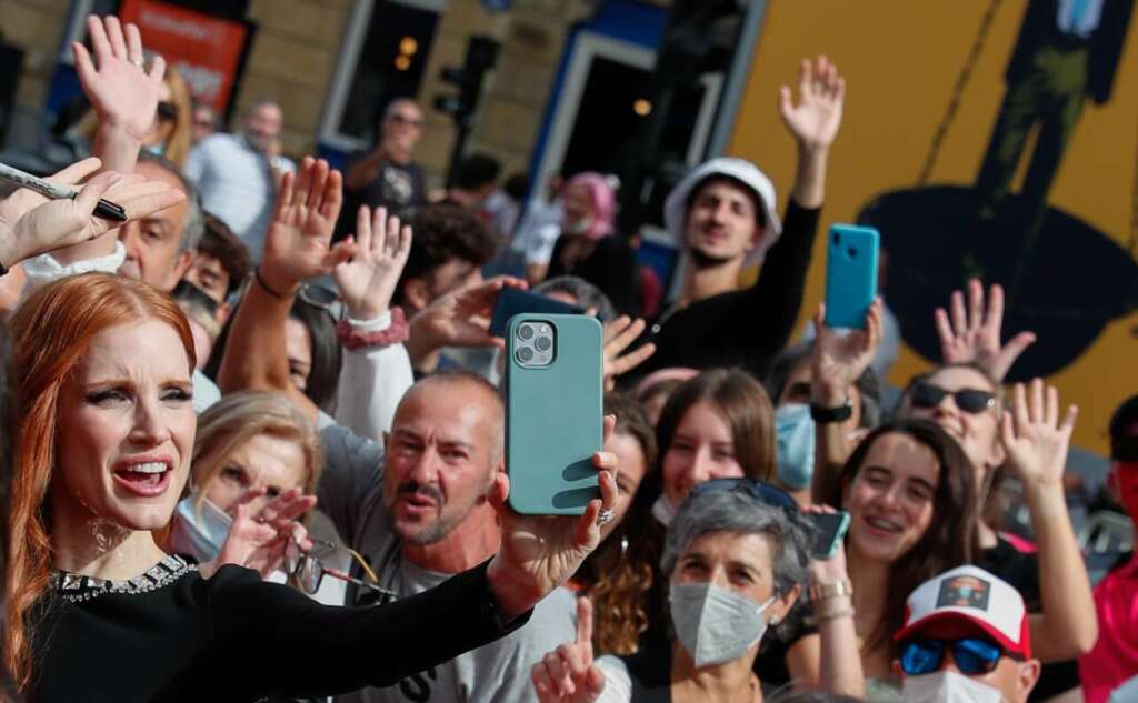 El público, aquí con Jessica Chastain, en la alfombra roja. Foto Juan Herrero - EFE