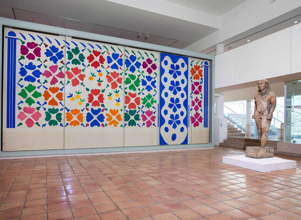 'Flores y frutos', la gigantesca obra que da la bienvenida en el Museo Matisse. Foto François Fernandez
