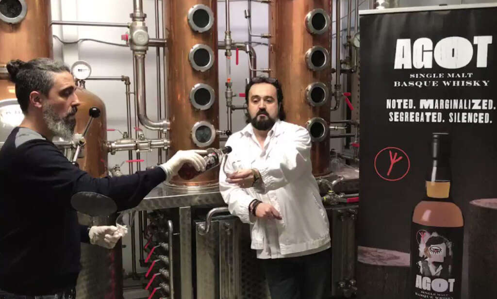 José-Luis-Navarro-da-a-catar-al-Maestro-Destilador-Juan-Carlos-Ortiz-de-Zarate-su-primer-whisky-Agot-Foto-Basque-Moonshiners