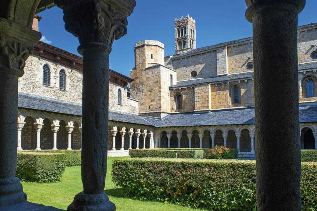 Esta es la única catedral románica de Cataluña. Foto Sergi Reboredo