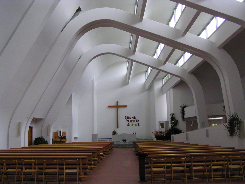 La moderna Santa Maria Assunta diseñada por Alvar Aalto. Foto Wikipedia