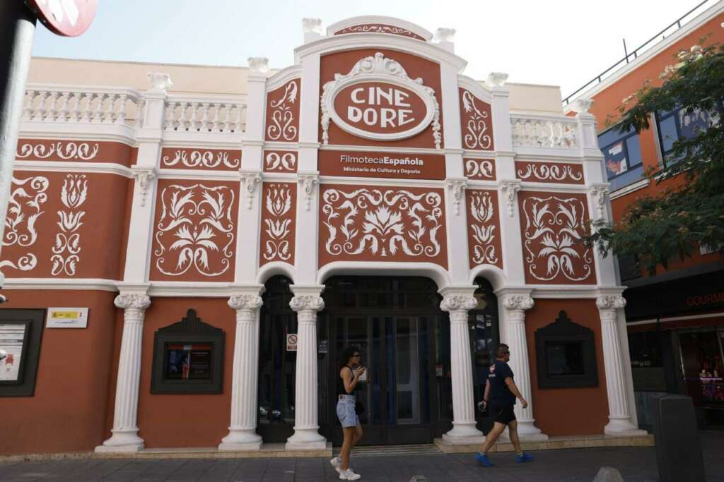 Fachada del Cine Doré en Madrid.