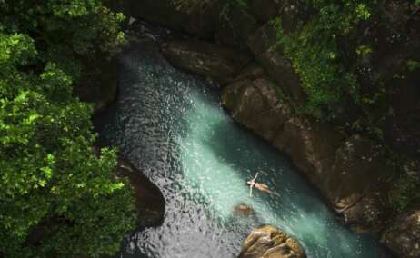 Yoga en las aguas de El Yunque. Foto Discover Puerto Rico