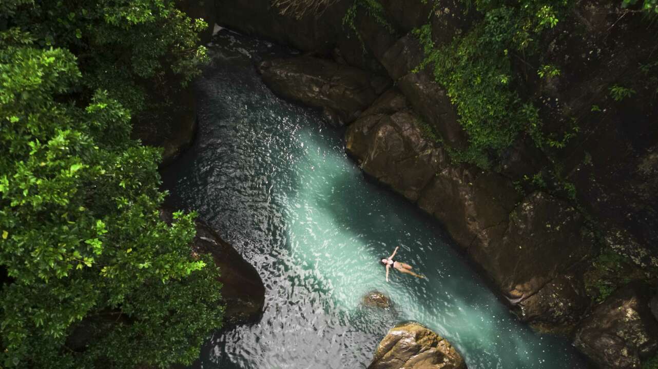 Yoga en las aguas de El Yunque. Foto Discover Puerto Rico