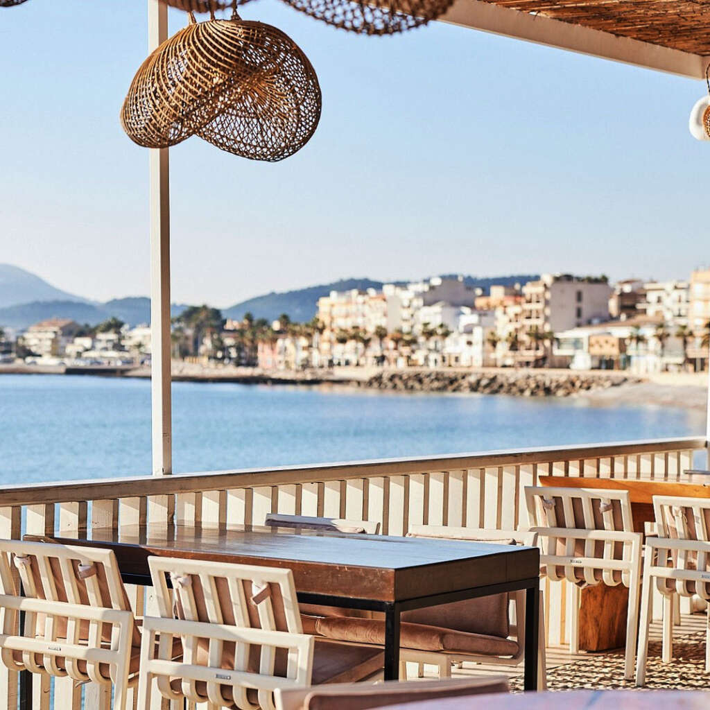 Terraza del restaurante Cala Bandida