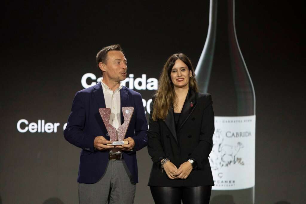 La presidenta del INCAVI, Alba Balcells entrega el premio al Mejor vino 2022, a todo un símbolo del cooperativismo vitivinícola, el Celler de Capçanes Foto: Jordi Play