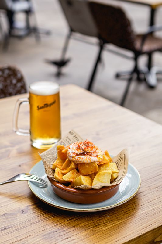 Tapa de patatas bravas en Tobogán (Barcelona)