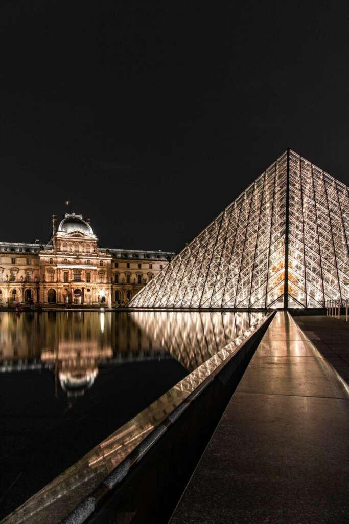 París, entrada al Louvre