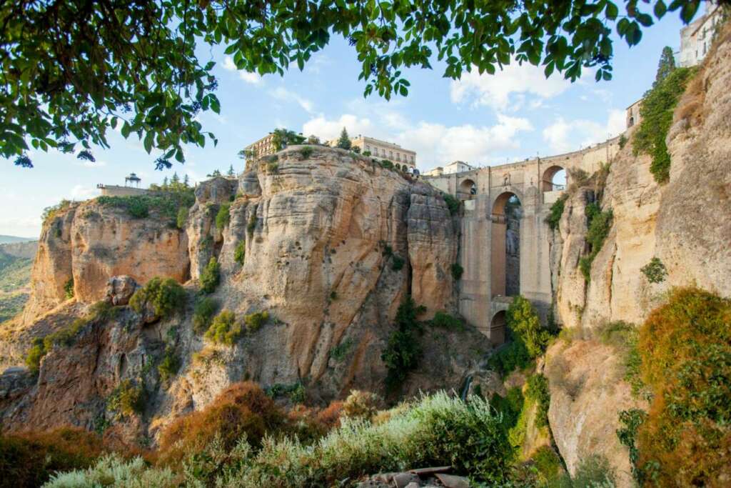 La ciudad de Ronda se eleva sobre un precipicio.