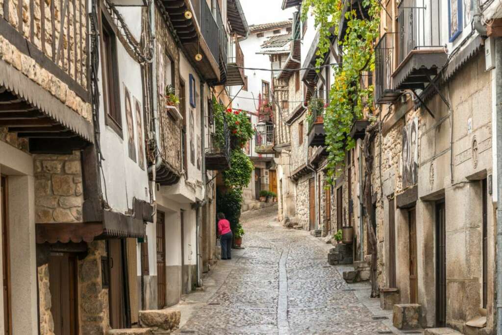 Vista de una de las calles de Mogarraz, en Salamanca