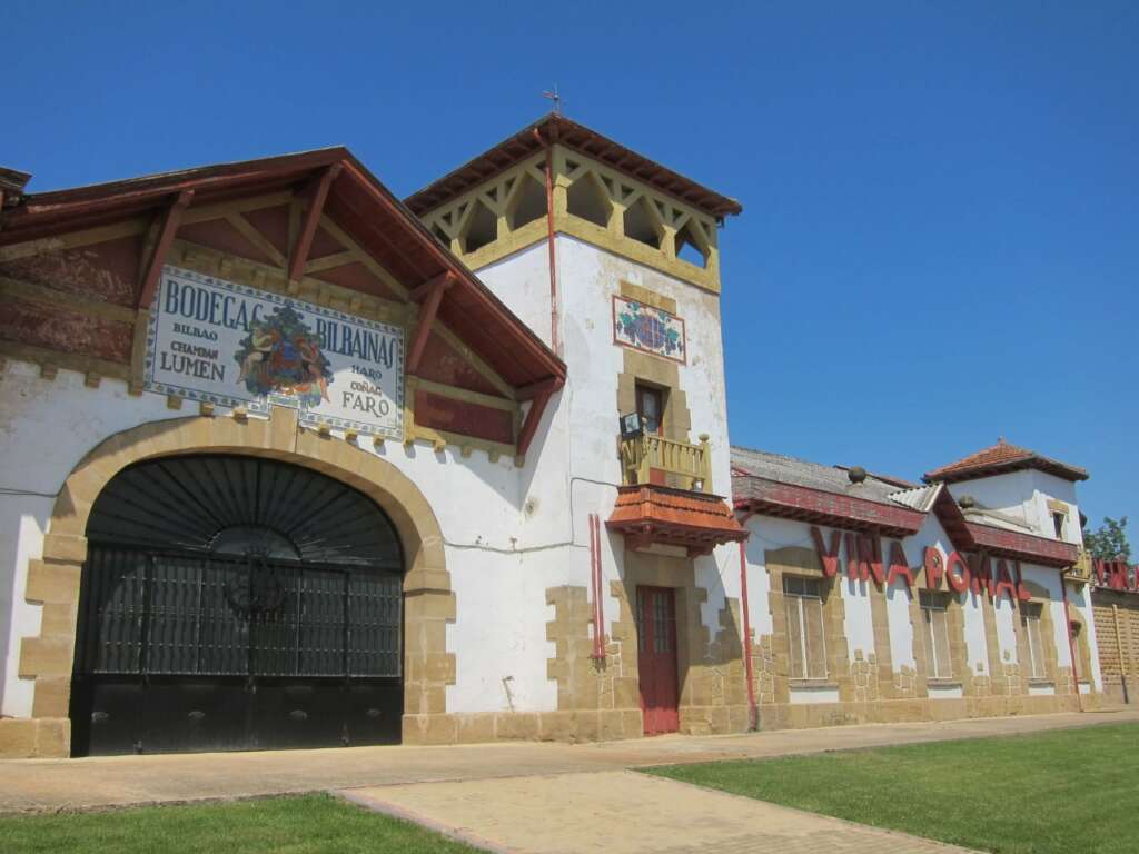 Antigua fachada de las bodegas frente a la estación de Haro. FOTO: 15Bodegas