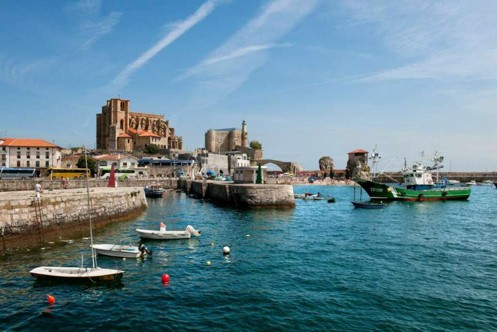 Puerto de Castro Urdiales con Santa María y el faro.