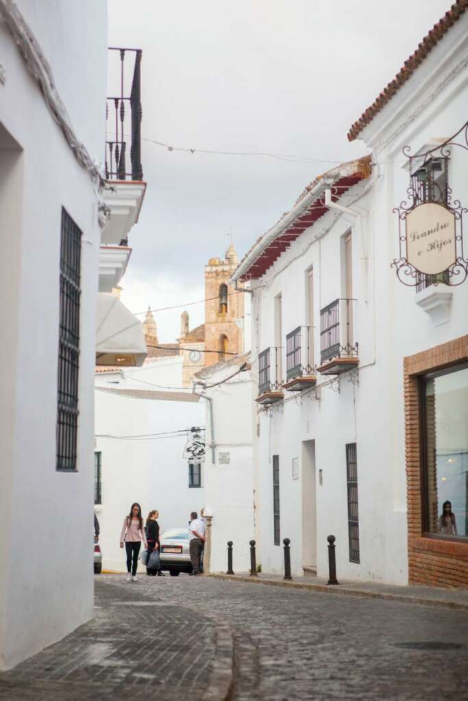 Vista de calle en Cazalla de la Sierra (Sevilla)
