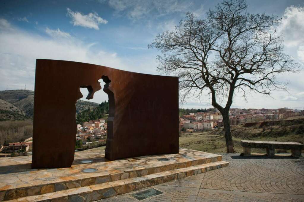 Monumento Machado y Leonor. Foto Tren Campos de Castilla Ayuntamiento de Soria