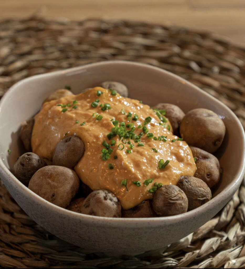 Un plato de papas con mojo.