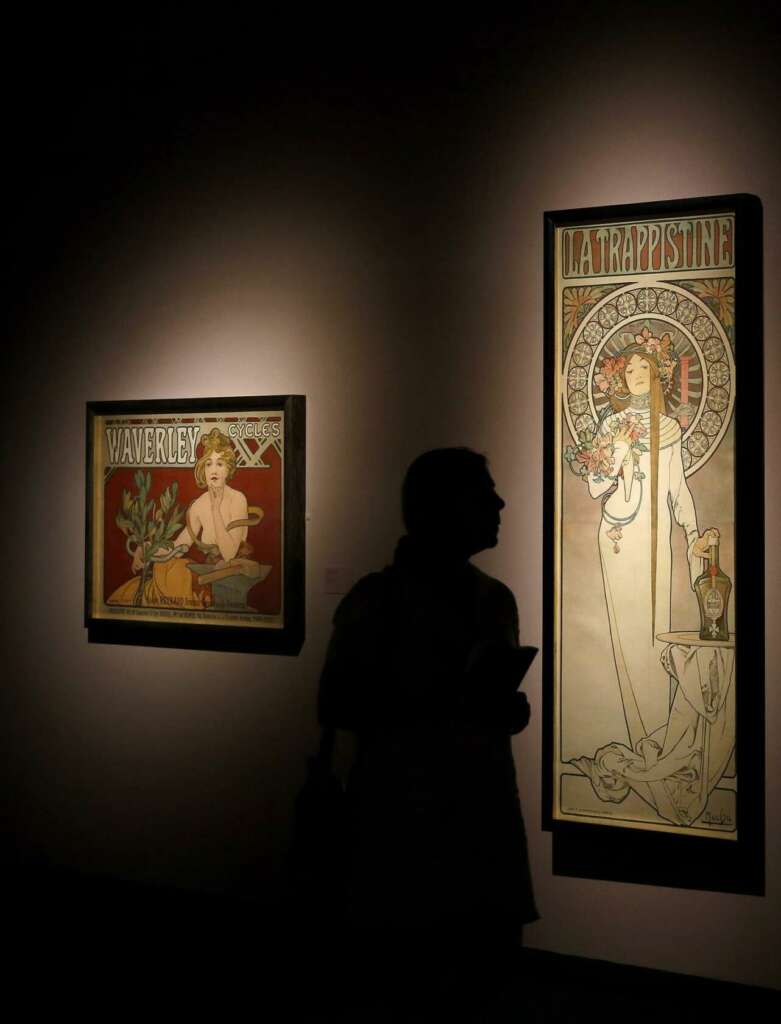 Cuadros de Alphonse Mucha en el Palau Martorell.