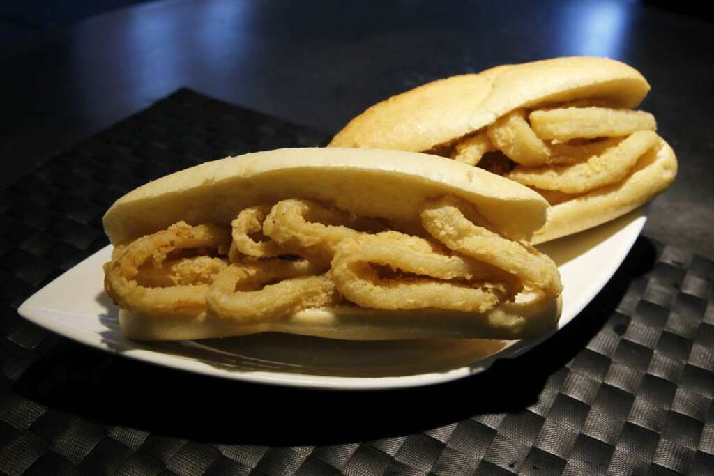 Bocadillo de calamares típico de Madrid.