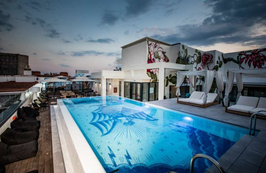 Piscina hotel NYX Madrid.